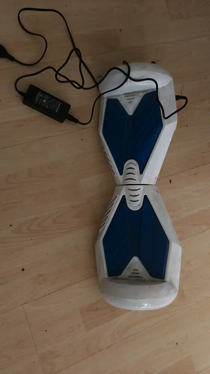 Hoverboard eléctrico blanco y azul con cargador - 2
