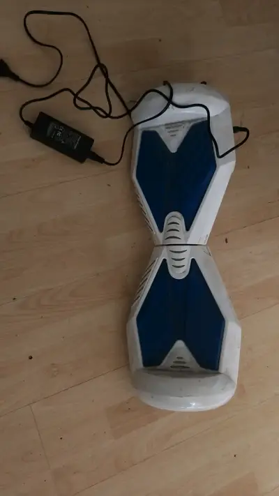 Hoverboard eléctrico blanco y azul con cargador - miniatura 2