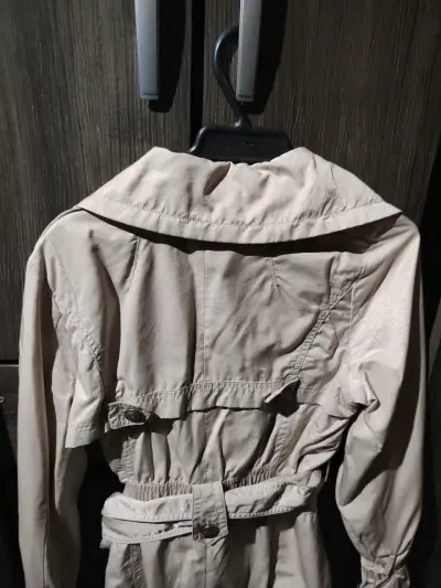 Gabardina beige para mujer con cinturón - miniatura 2
