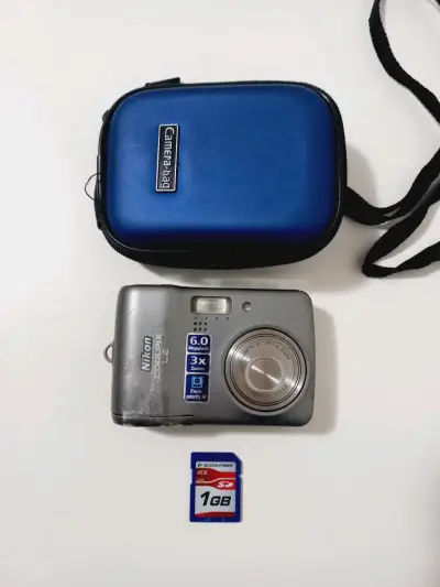 Cámara digital Nikon Coolpix L2 con estuche y tarjeta SD - miniatura 1