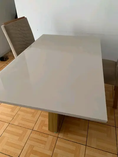 Mesa de comedor con sillas tapizadas beige - miniatura 2