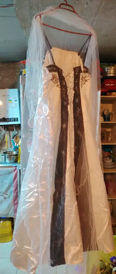Vestido de novia blanco con encaje negro - miniatura 2