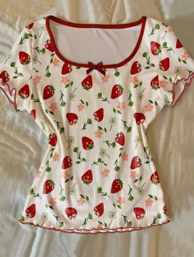 Polera con diseño de frutillas y flores - miniatura 1