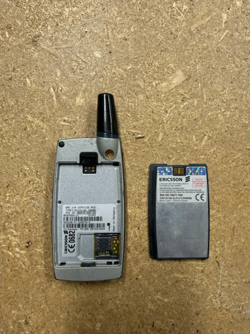 Teléfono celular Ericsson clásico con tapa - 3