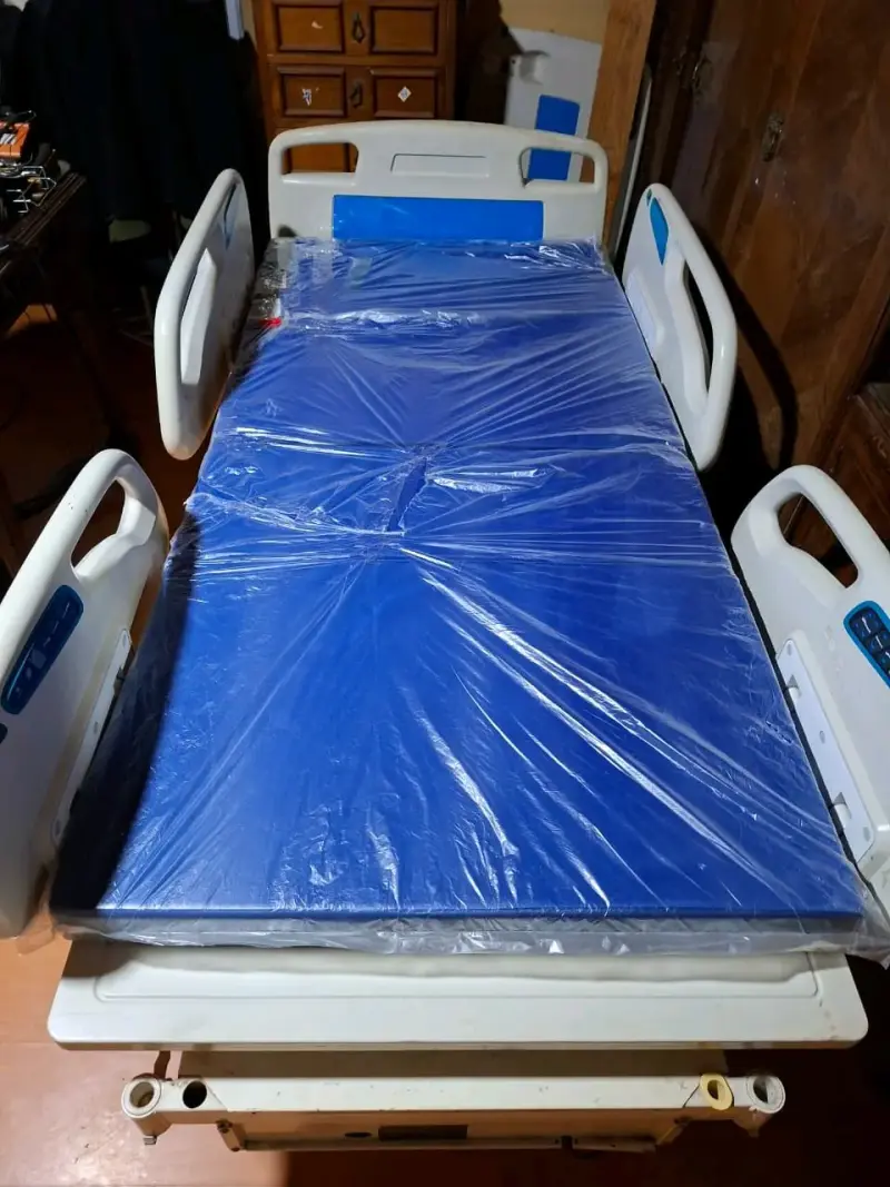 Cama clínica ajustable con colchón azul - 1