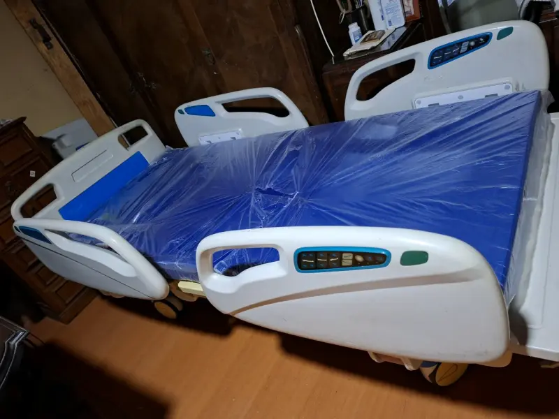 Cama clínica ajustable con colchón azul - 2