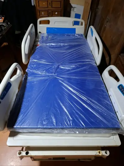 Cama clínica ajustable con colchón azul - miniatura 3