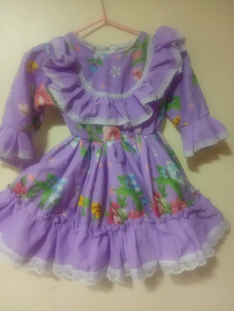 Vestido infantil floral lila con encaje