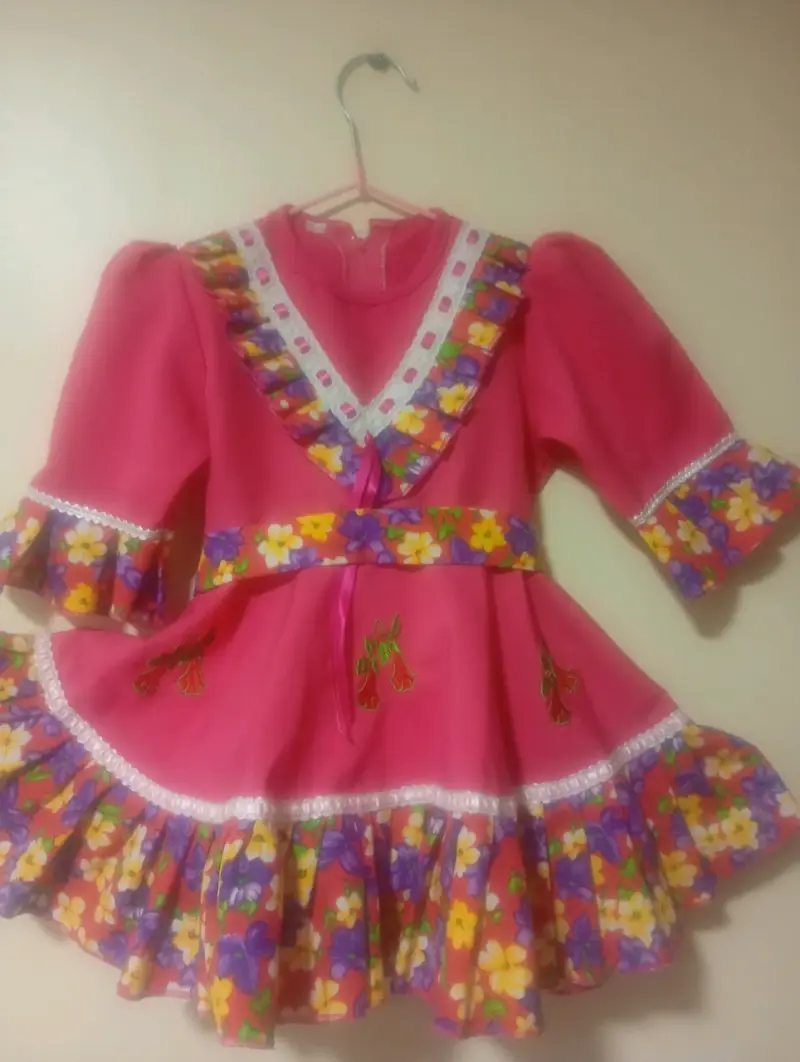 Vestido de niña folclórico rosa con flores - 1