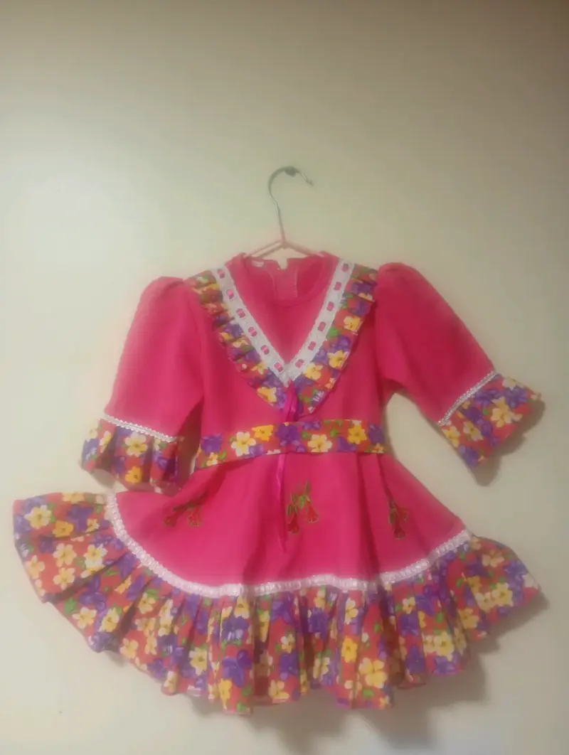 Vestido de niña folclórico rosa con flores - 3