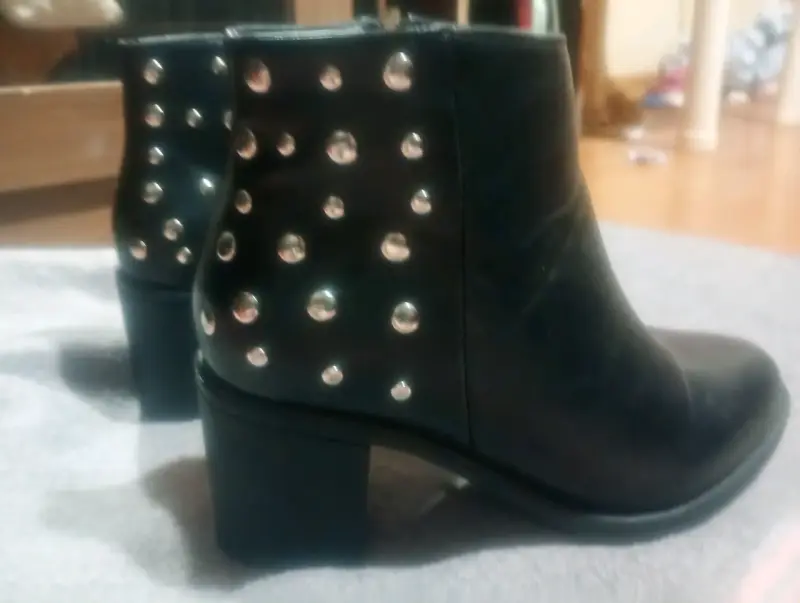 Botines about de cuero negro con tachas