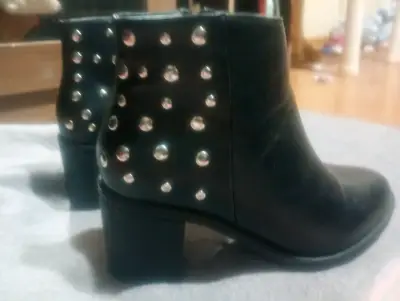 Botines about de cuero negro con tachas - miniatura 1