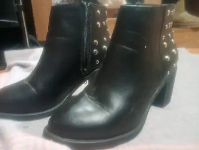 Botines about de cuero negro con tachas - miniatura 2
