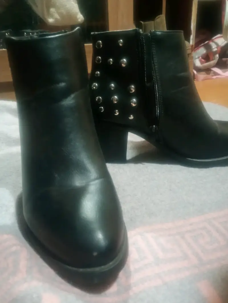 Botines about de cuero negro con tachas - 3