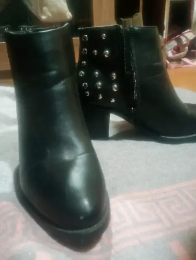 Botines about de cuero negro con tachas - miniatura 3
