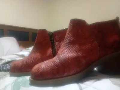 Botines de cuero sintético color marrón con textura - miniatura 1