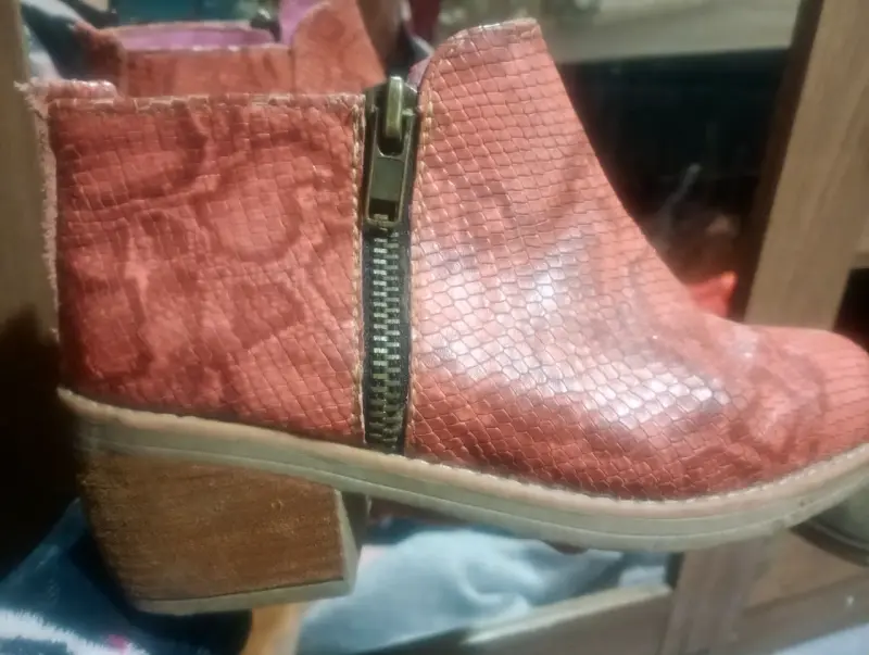Botines de cuero sintético color marrón con textura - 2