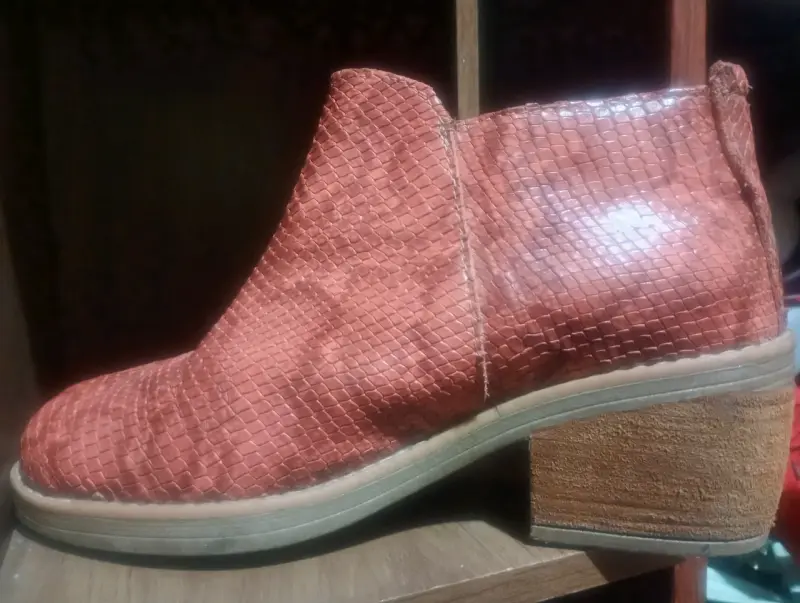 Botines de cuero sintético color marrón con textura - 3