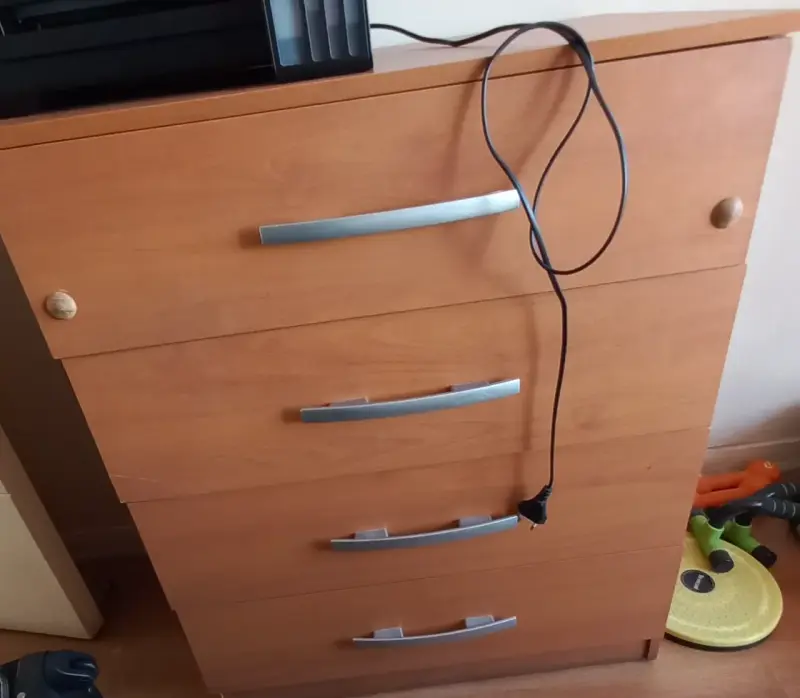 Cómoda de Madera con Cuatro Cajones