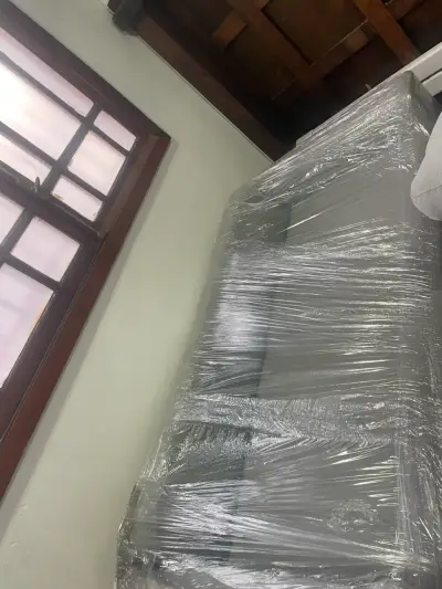 Sofá gris de tres plazas en buen estado - miniatura 2