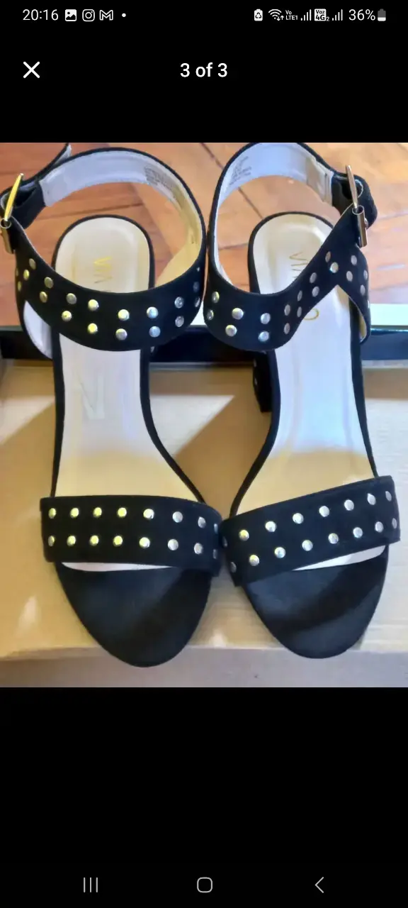 Sandalias negras con tachas y taco grueso - 1