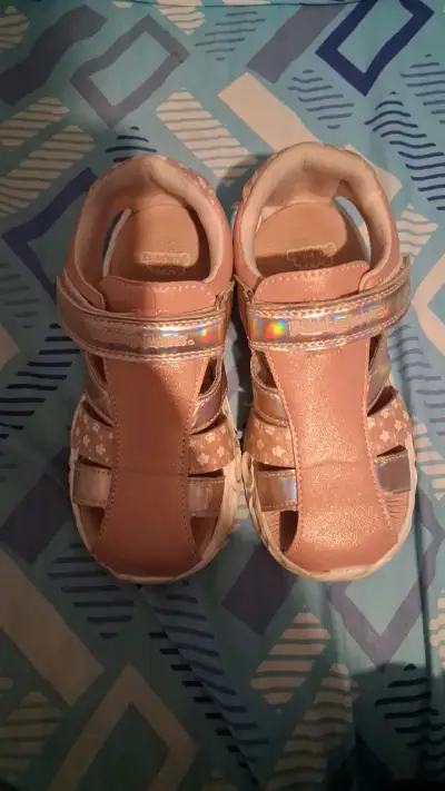 Sandalias rosadas para niña con diseño floral - miniatura 1