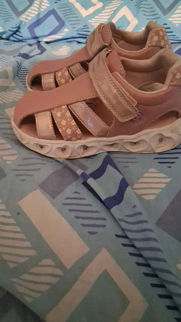 Sandalias rosadas para niña con diseño floral - 2