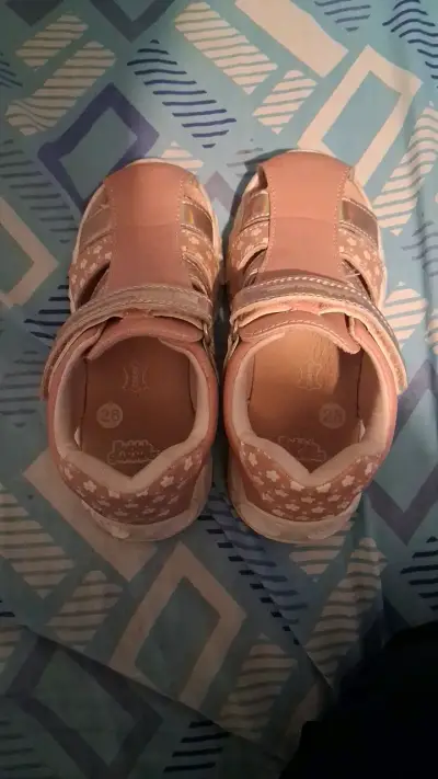 Sandalias rosadas para niña con diseño floral - miniatura 3