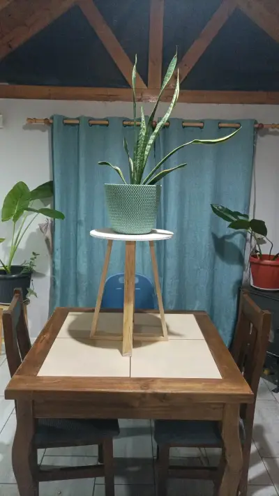 Mesa auxiliar redonda de madera y blanco - miniatura 1