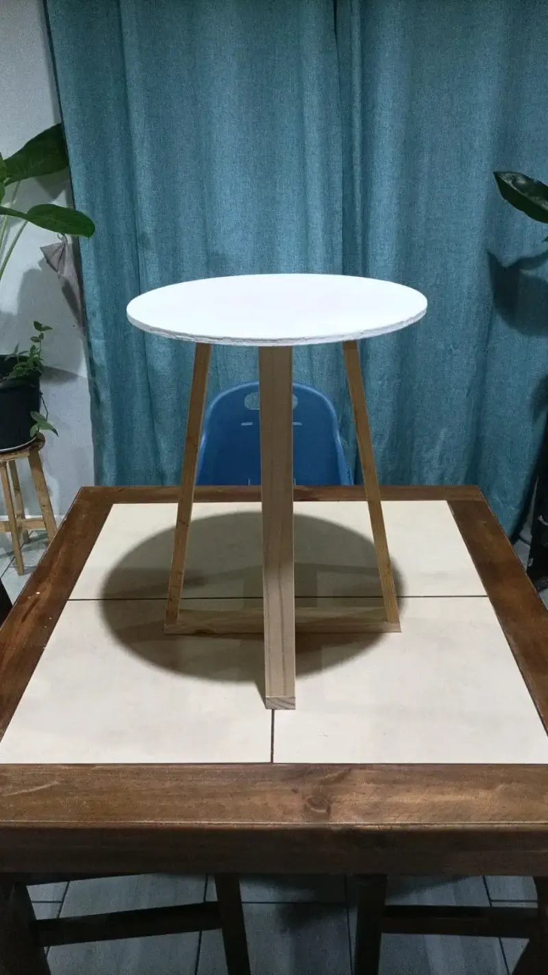 Mesa auxiliar redonda de madera y blanco - 2