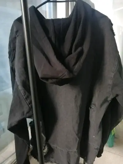Polerón ZARA negro con capucha y diseño desgastado - miniatura 1
