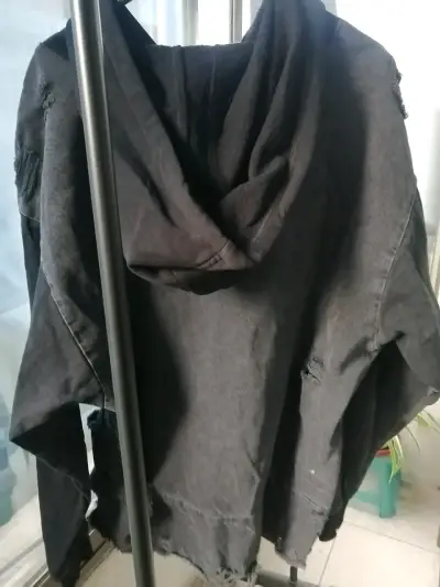 Polerón ZARA negro con capucha y diseño desgastado - miniatura 2