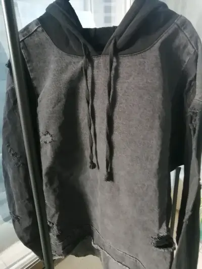 Polerón ZARA negro con capucha y diseño desgastado - miniatura 3