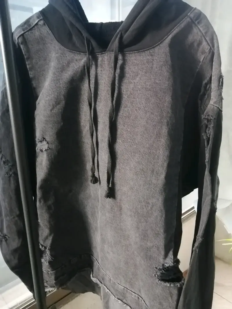 Polerón ZARA negro con capucha y diseño desgastado - 4