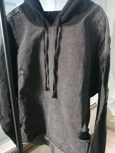 Polerón ZARA negro con capucha y diseño desgastado - miniatura 4