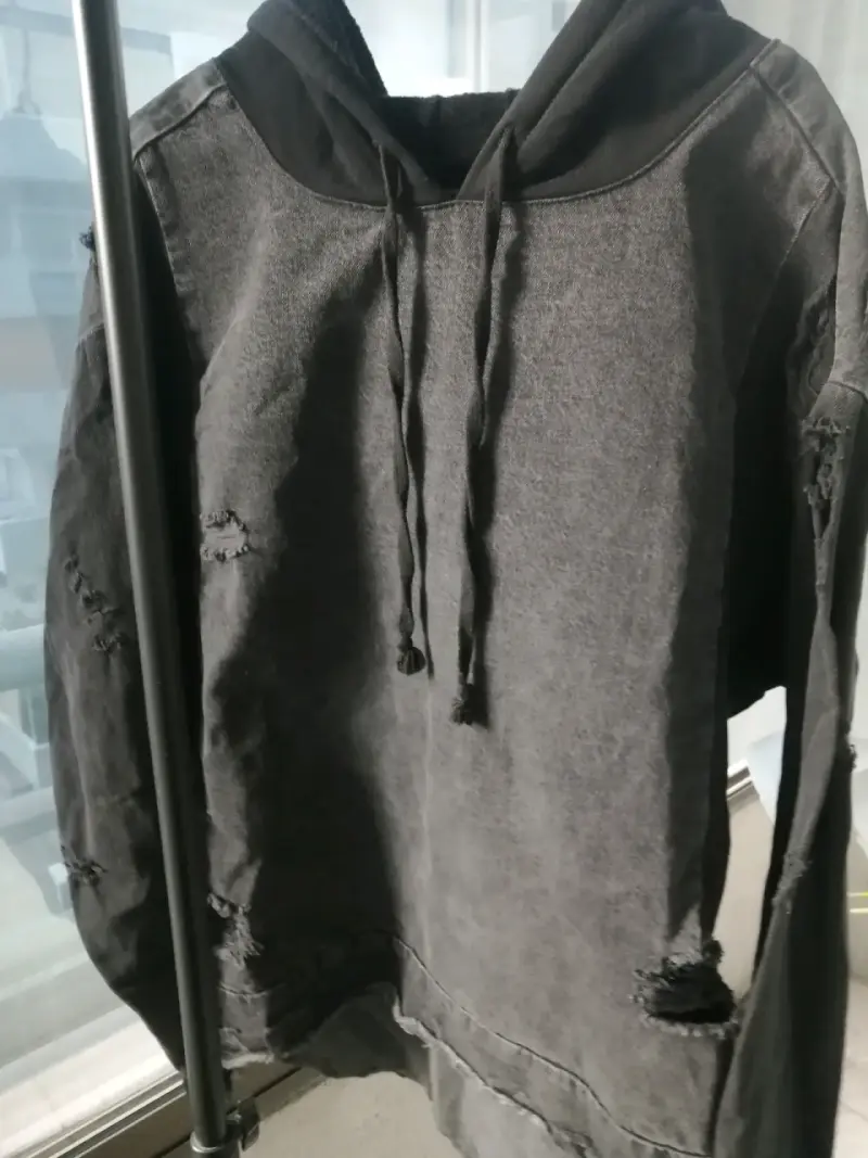 Polerón ZARA negro con capucha y diseño desgastado - 5