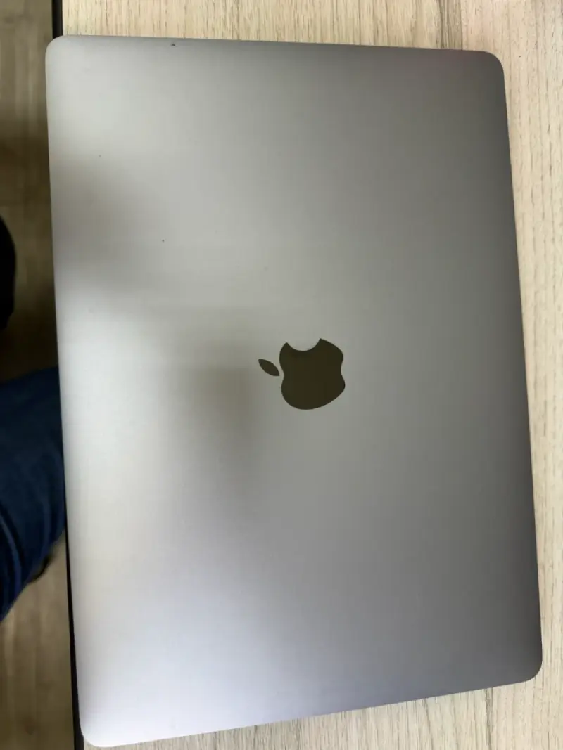 MacBook Pro 13” i5 8GB 256GB Space Gray - 2