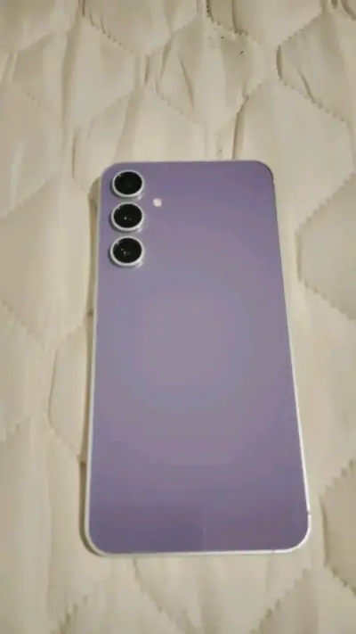 Samsung Galaxy S23 FE en color lavanda - miniatura 1