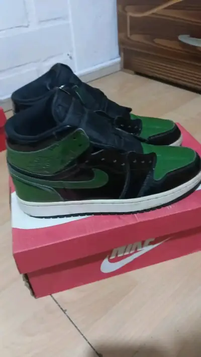 Zapatillas Nike Air Jordan 1 Mid Verde y Negro - miniatura 1