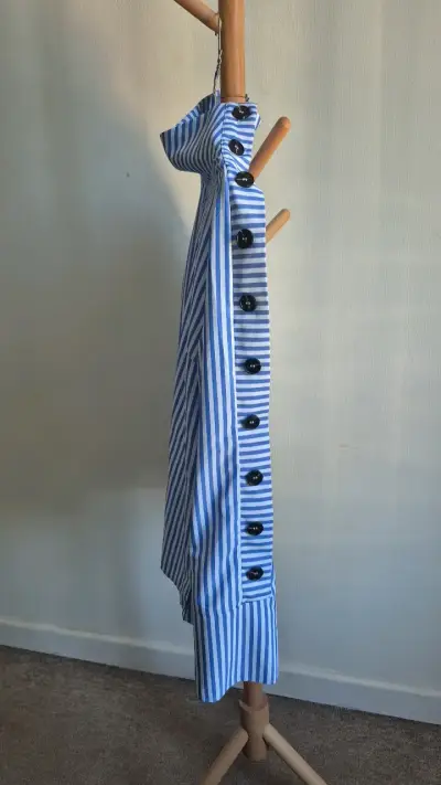 Blusa de rayas azul y blanco con botones - miniatura 2