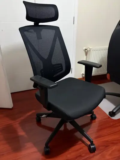 Silla de oficina ergonómica negra con reposacabezas - miniatura 2