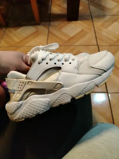 Zapatillas deportivas blancas Nike huarache - miniatura 1