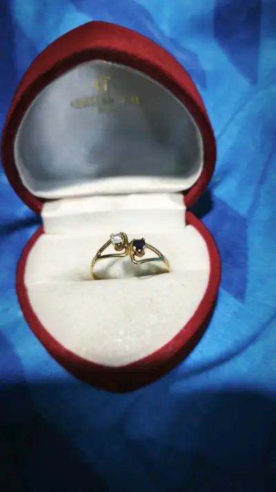 Anillo de oro con piedras preciosas en estuche - miniatura 1