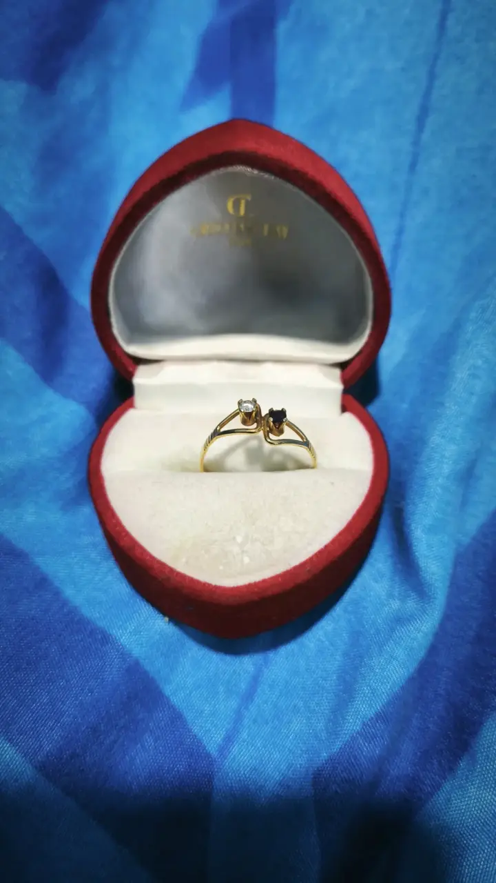Anillo de oro con piedras preciosas en estuche - 2