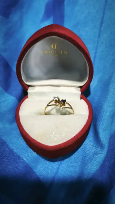 Anillo de oro con piedras preciosas en estuche - miniatura 4