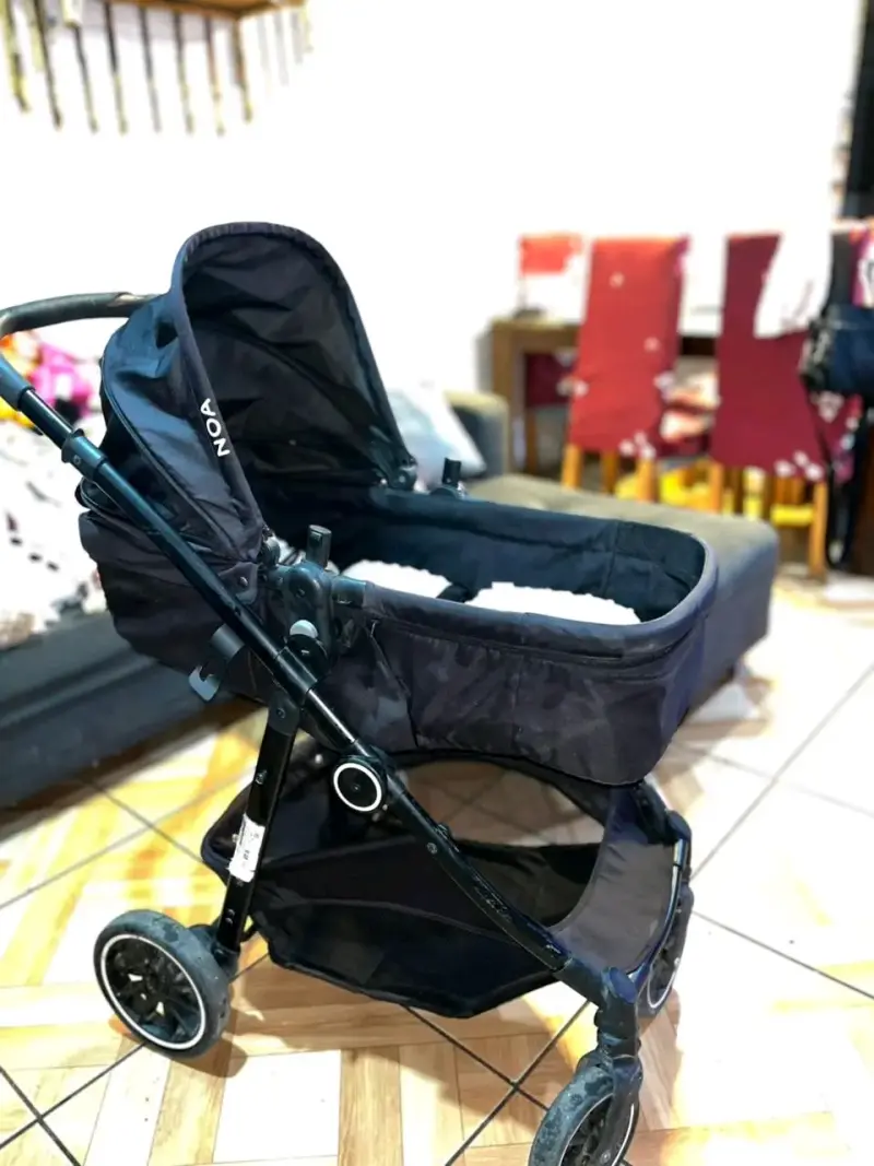 Coche de bebé negro con capota ajustable - 1