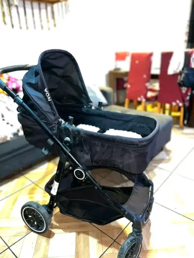 Coche de bebé negro con capota ajustable - miniatura 1