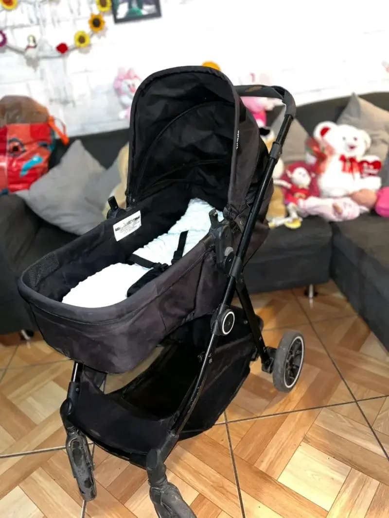 Coche de bebé negro con capota ajustable - 2