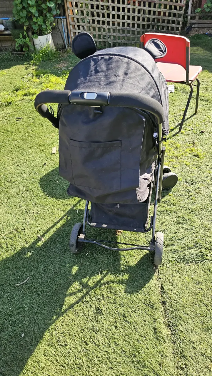 Coche de bebé plegable negro con lunares - 2