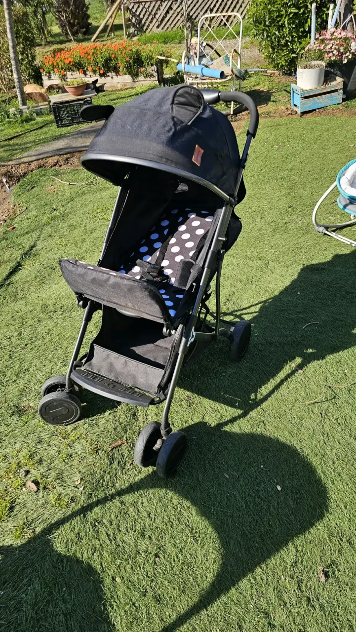 Coche de bebé plegable negro con lunares - 3